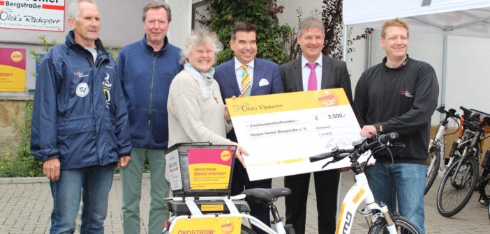 Algis Oleknavicius (Olek’s Radsport), Dr. Wolfgang Mansfeld, Doris Kellermann (beide Hospiz-Verein), Matthias W. Send (ENTEGA Energie GmbH), Bürgermeister Helmut Glanzer, Lars Oleknavicius (Olek’s Radsport).