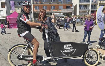 Praxistest bestanden: ein Stammkunde bei einer Probefahrt mit einem Bakfiets-Lastenrad. Mit im Bild Claudia Theis vom Velo Sport Center (Ehefrau von Inhaber Marc Broers).