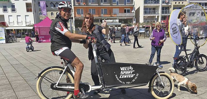 Praxistest bestanden: ein Stammkunde bei einer Probefahrt mit einem Bakfiets-Lastenrad. Mit im Bild Claudia Theis vom Velo Sport Center (Ehefrau von Inhaber Marc Broers).